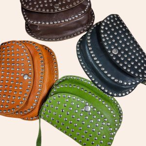 pochette cuir clous